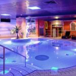 Innenpool im FKK Artemis Berlin mit Liegeflächen